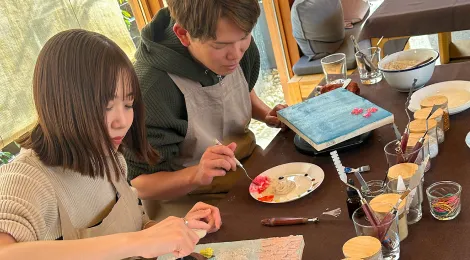 土のアート作品を制作する様子