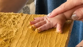 土のアート作品を制作する様子