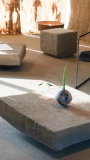 土の質感を生かした椅子